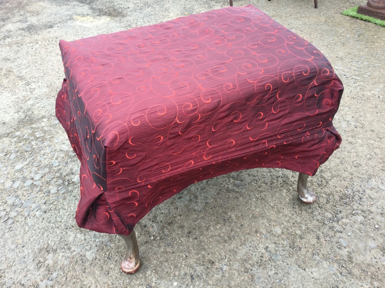 A rectangular upholstered stool with cushion to seat having loose cover, raised on cabriole legs. - Bild 2 aus 3