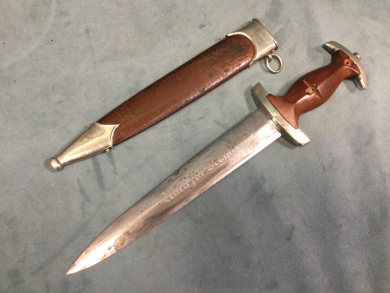 A WW2 nazi officers dagger, the tapering blade engraved Ulles für Deutfchland with oval makers stamp