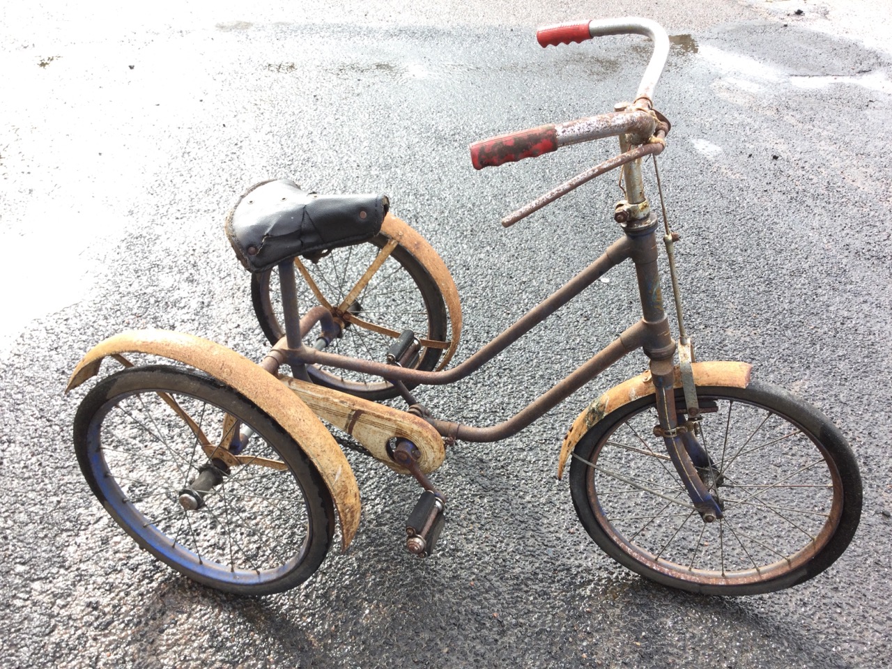 A Vintage childs tricycle by Elswick Cycling Ltd of Barton-on-Humber, with spoked wheels, lever - Image 3 of 3