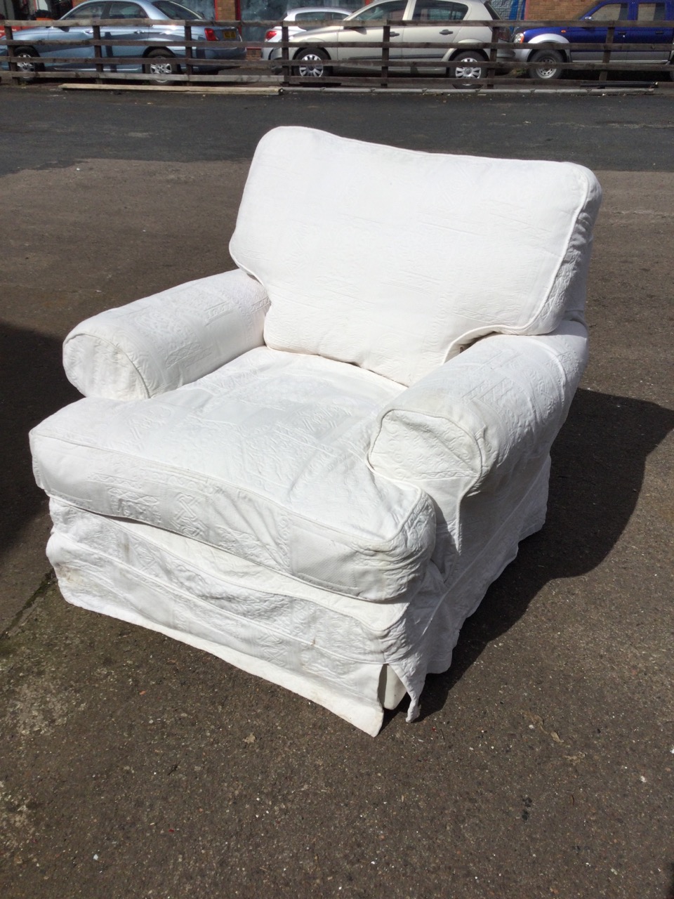 A large contemporary armchair with padded back and loose cushions, having wide bolster arms and - Bild 2 aus 3