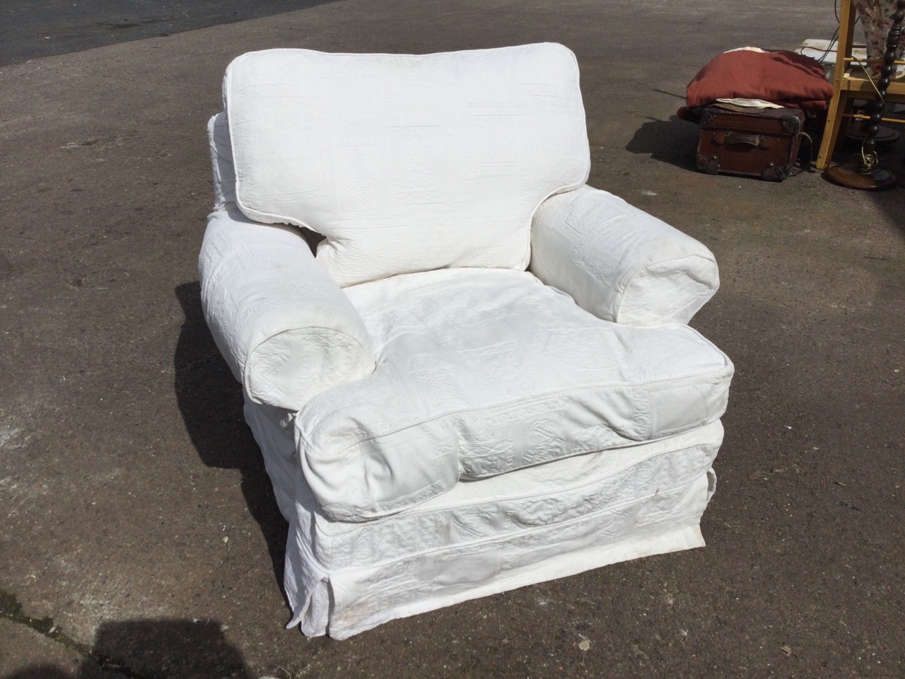 A large contemporary armchair with padded back and loose cushions, having wide bolster arms and - Bild 3 aus 3