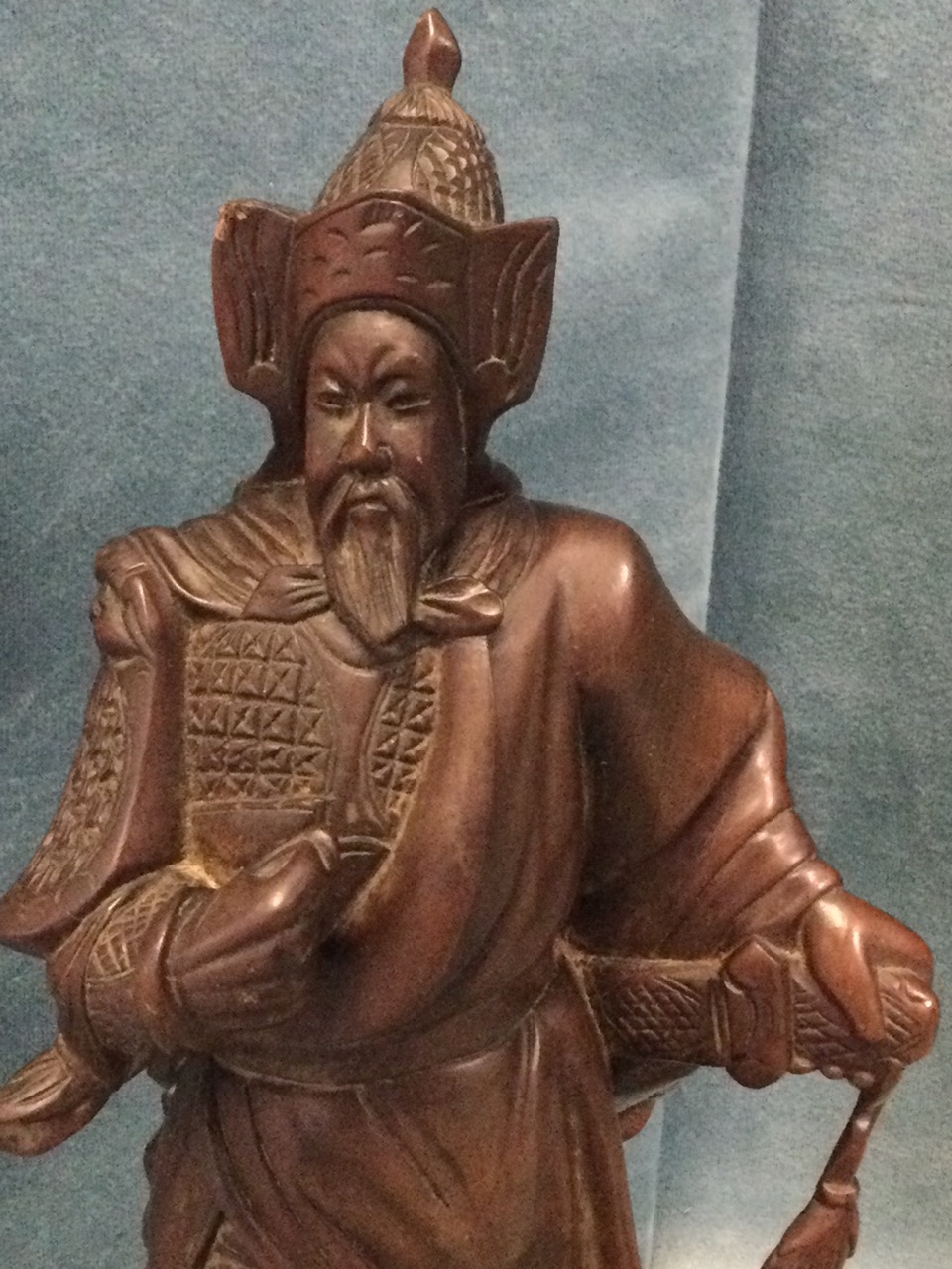 A Japanese carved figure of a warrior, the cloaked bearded man with stylised helmet having hand to - Bild 3 aus 3