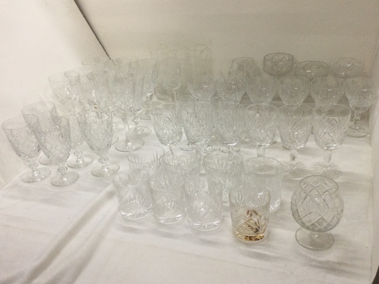 A quantity of drinking glasses - Edinburgh cut crystal, tumblers, wine glasses, brandy balloons, - Bild 2 aus 4