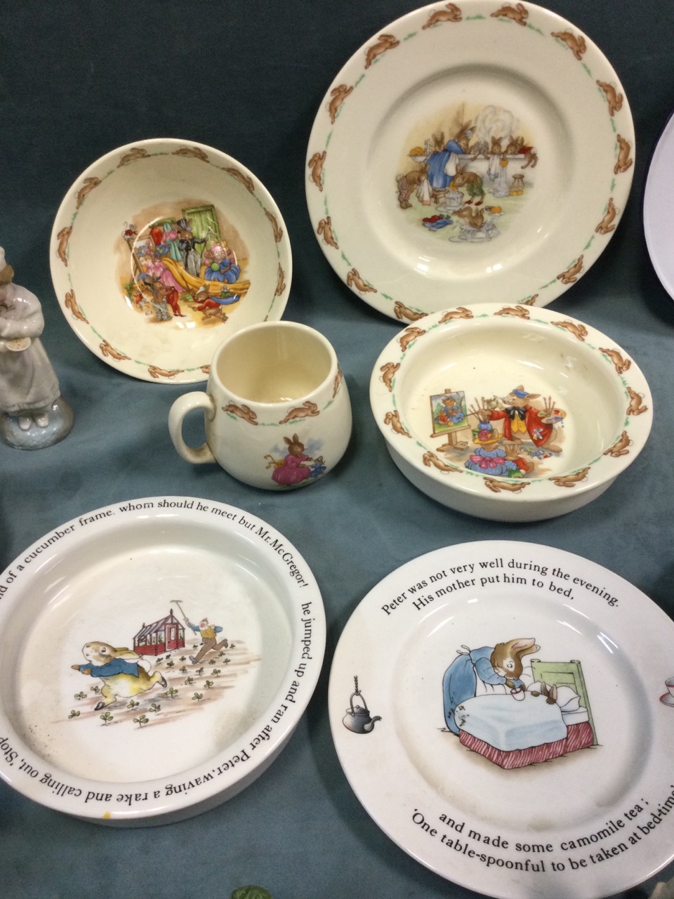 Miscellaneous childrens ceramics including a porcelain christening tankard dated 1863, a pair of - Bild 2 aus 3