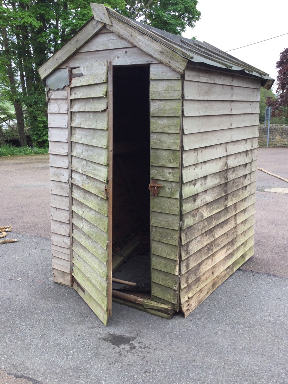 A lap-boarded garden shed with pitched felt roof, having hinged door - A/F. (45.5in x 58in x 80in)