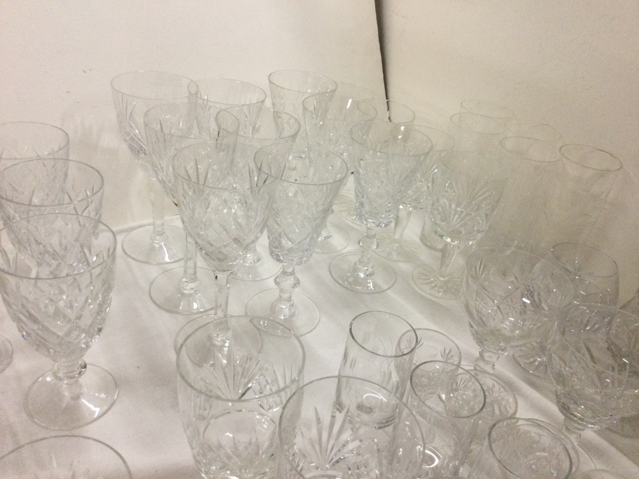 A quantity of drinking glasses - Edinburgh cut crystal, tumblers, wine glasses, brandy balloons, - Bild 3 aus 4