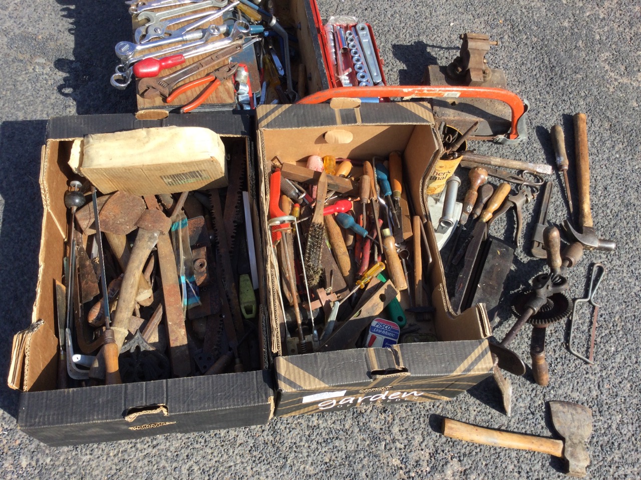 A small chest of mechanics tools including spanners, pliers, a socket set, etc.; and two boxes of - Bild 2 aus 3