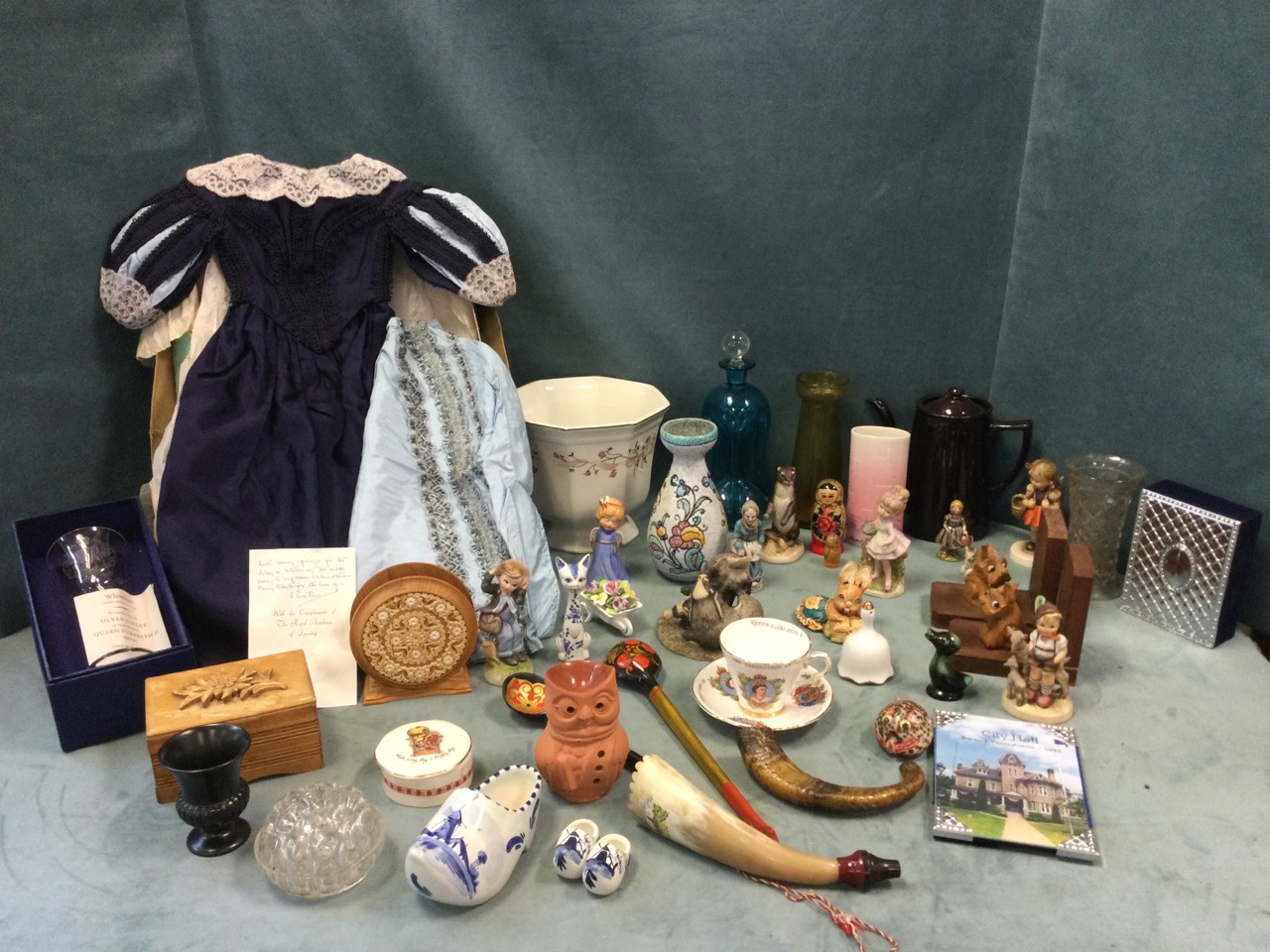 Miscellaneous ceramics, glass and collectors items including Hummel figurines, Pandelphin, a blue