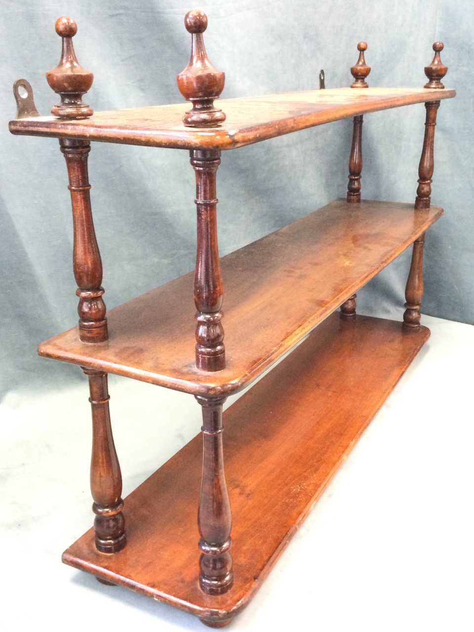 A set of nineteenth century stained wall shelves with three rounded platforms supported by turned - Bild 2 aus 3