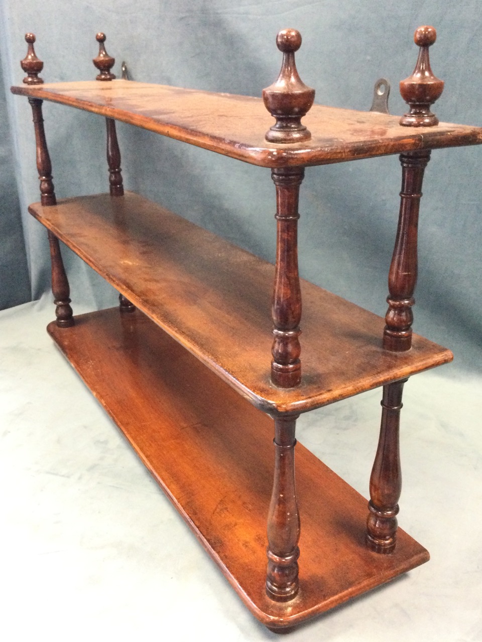 A set of nineteenth century stained wall shelves with three rounded platforms supported by turned - Bild 3 aus 3