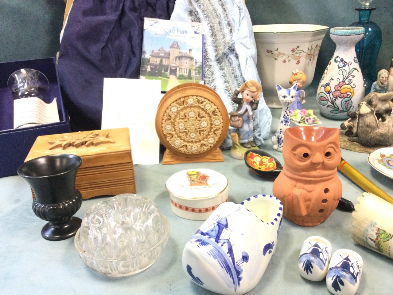 Miscellaneous ceramics, glass and collectors items including Hummel figurines, Pandelphin, a blue - Image 3 of 3