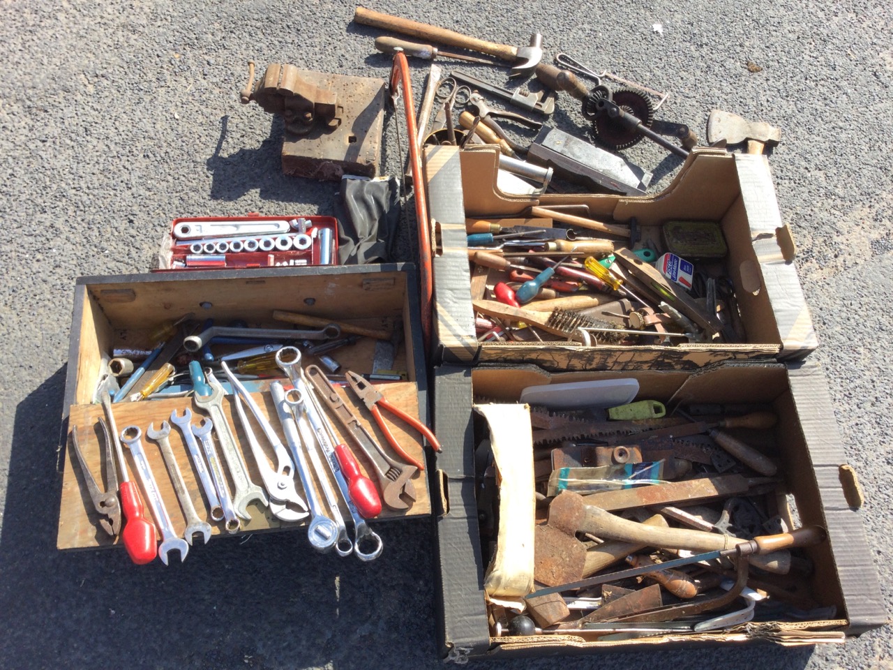 A small chest of mechanics tools including spanners, pliers, a socket set, etc.; and two boxes of - Bild 3 aus 3