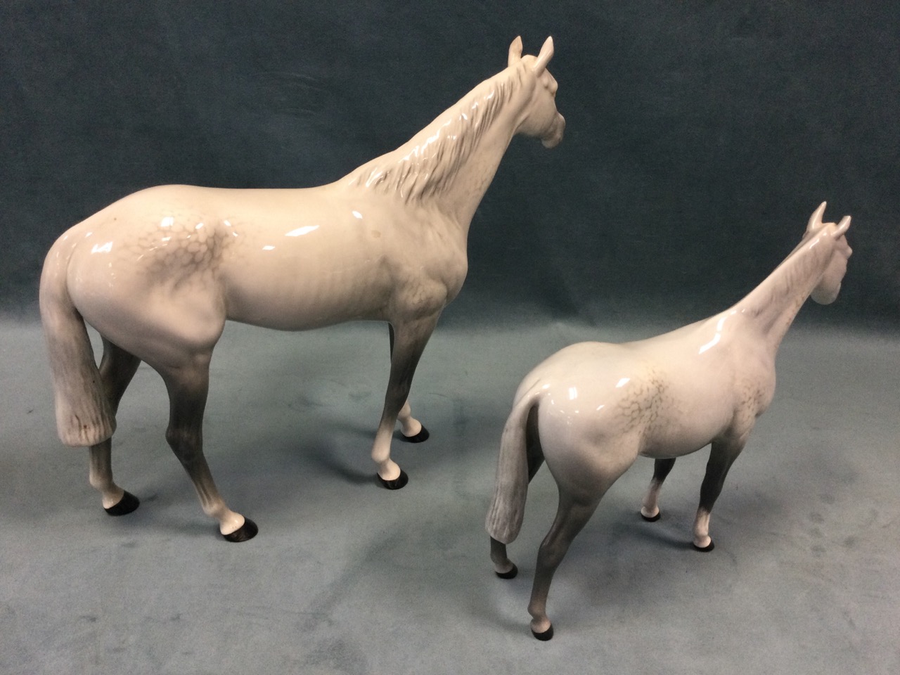 A graduated pair of Beswick dappled grey horses. (11in & 8in) (2) - Image 3 of 3