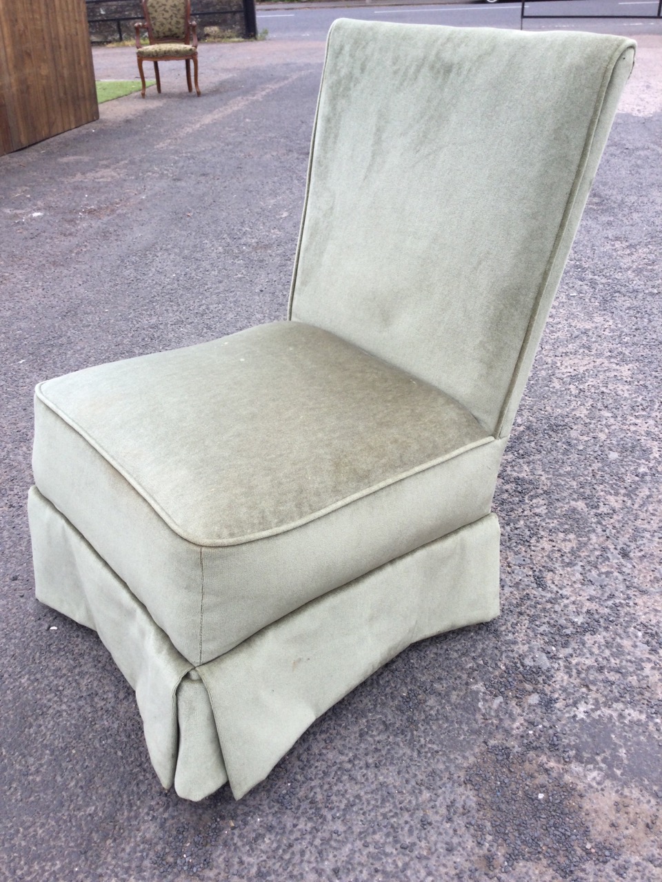 A pale green velour upholstered bedroom chair with wide tapering padded back above a sprung - Bild 3 aus 3