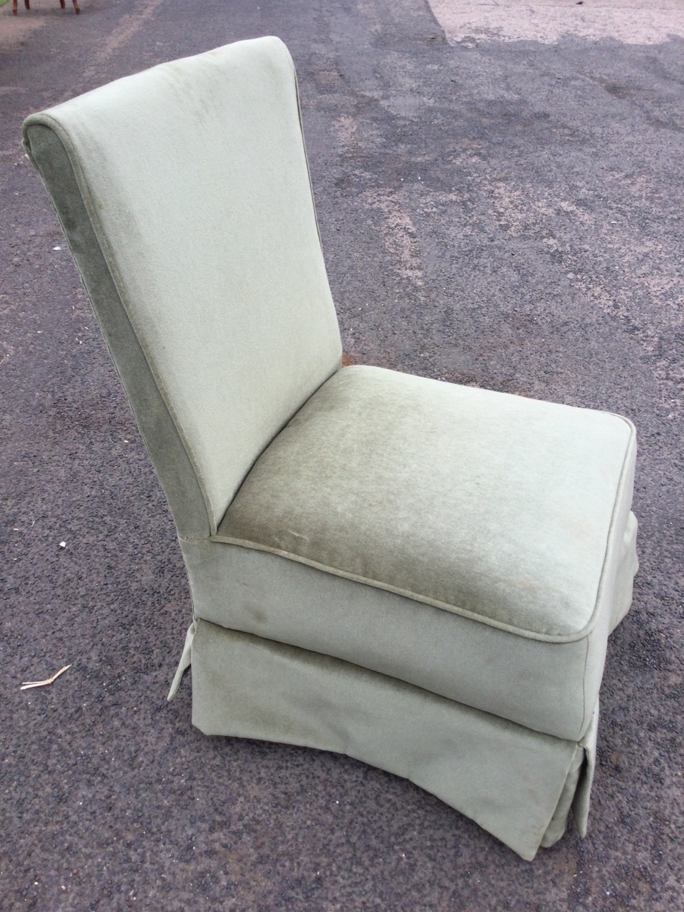 A pale green velour upholstered bedroom chair with wide tapering padded back above a sprung - Bild 2 aus 3