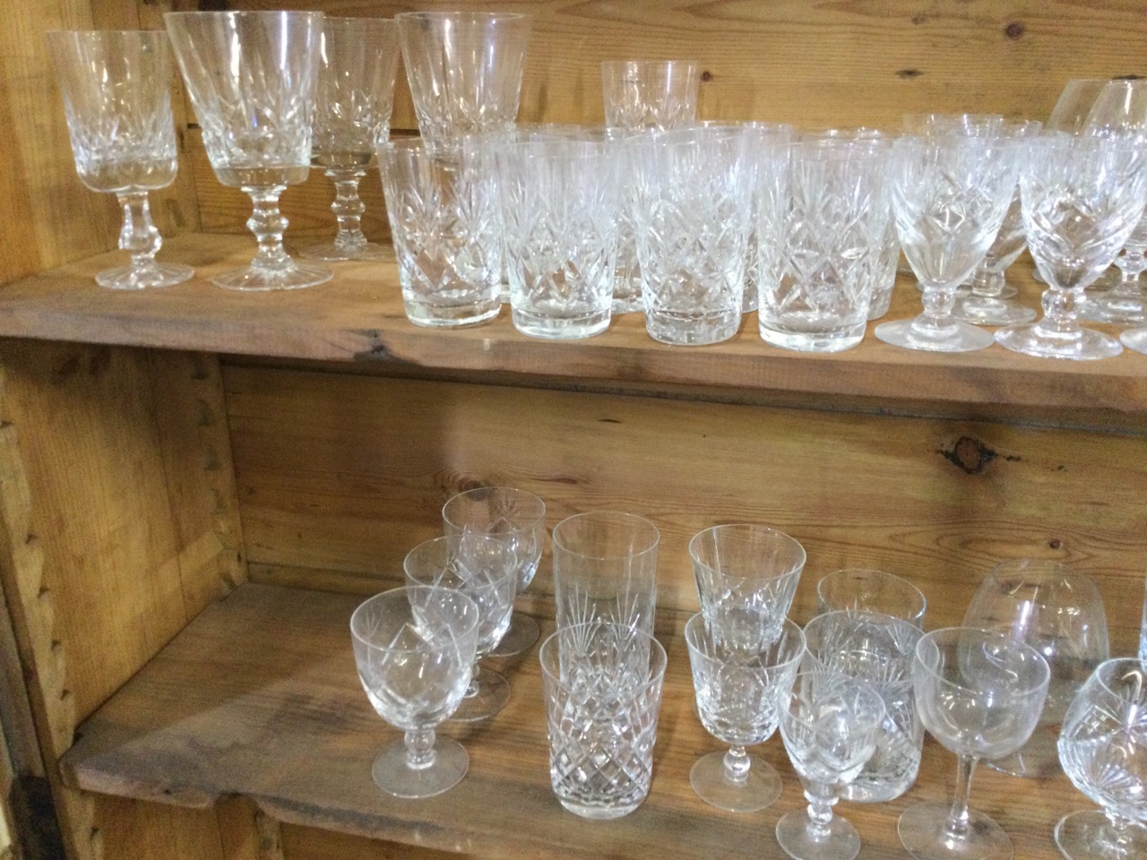 A large quantity of cut crystal drinking glasses, mainly in sets including brandy balloons, wine - Bild 3 aus 3