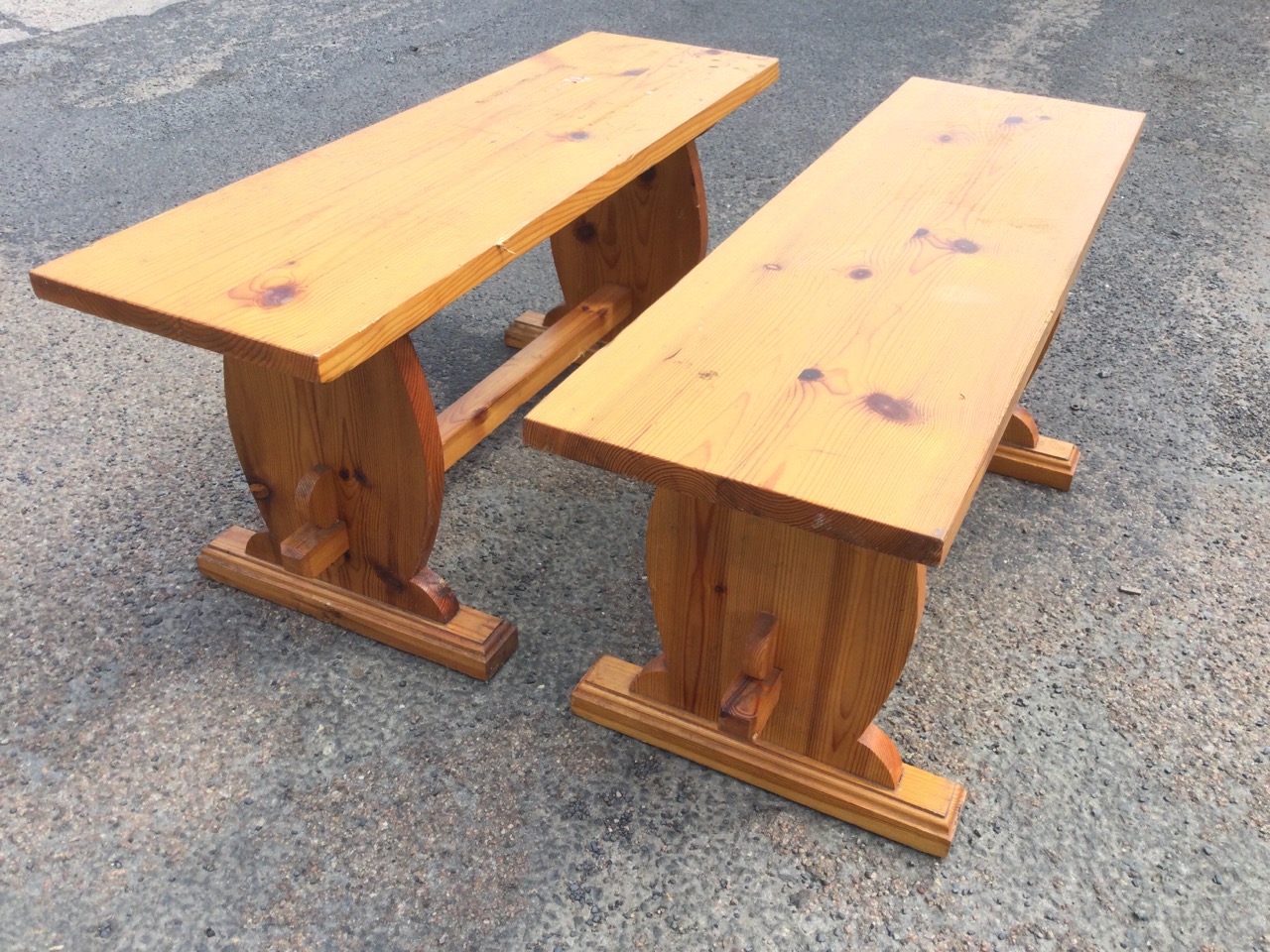 A pair of rectangular pine benches with plank seats on shaped trestle style supports joined by - Bild 2 aus 3