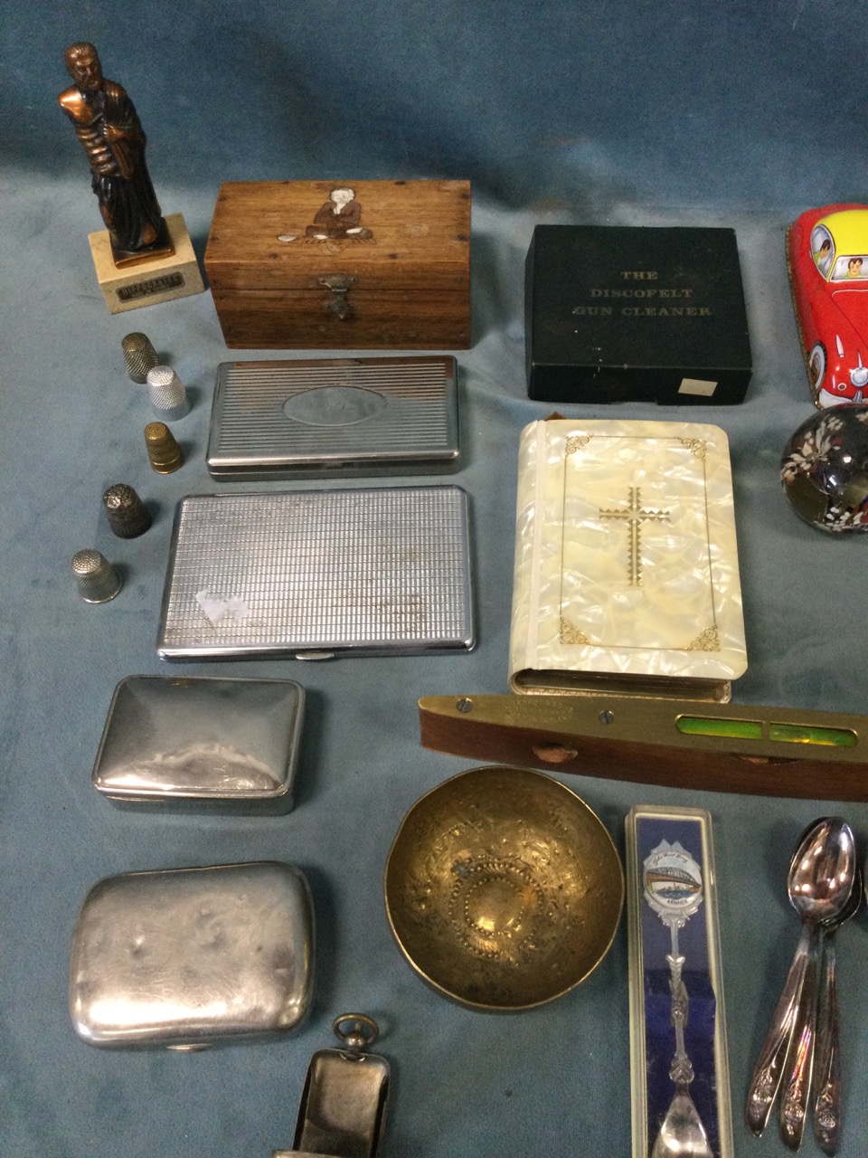 Miscellaneous collectors items including a brass fishing reel, tinplate toys, rosewood boxes, a - Bild 3 aus 3