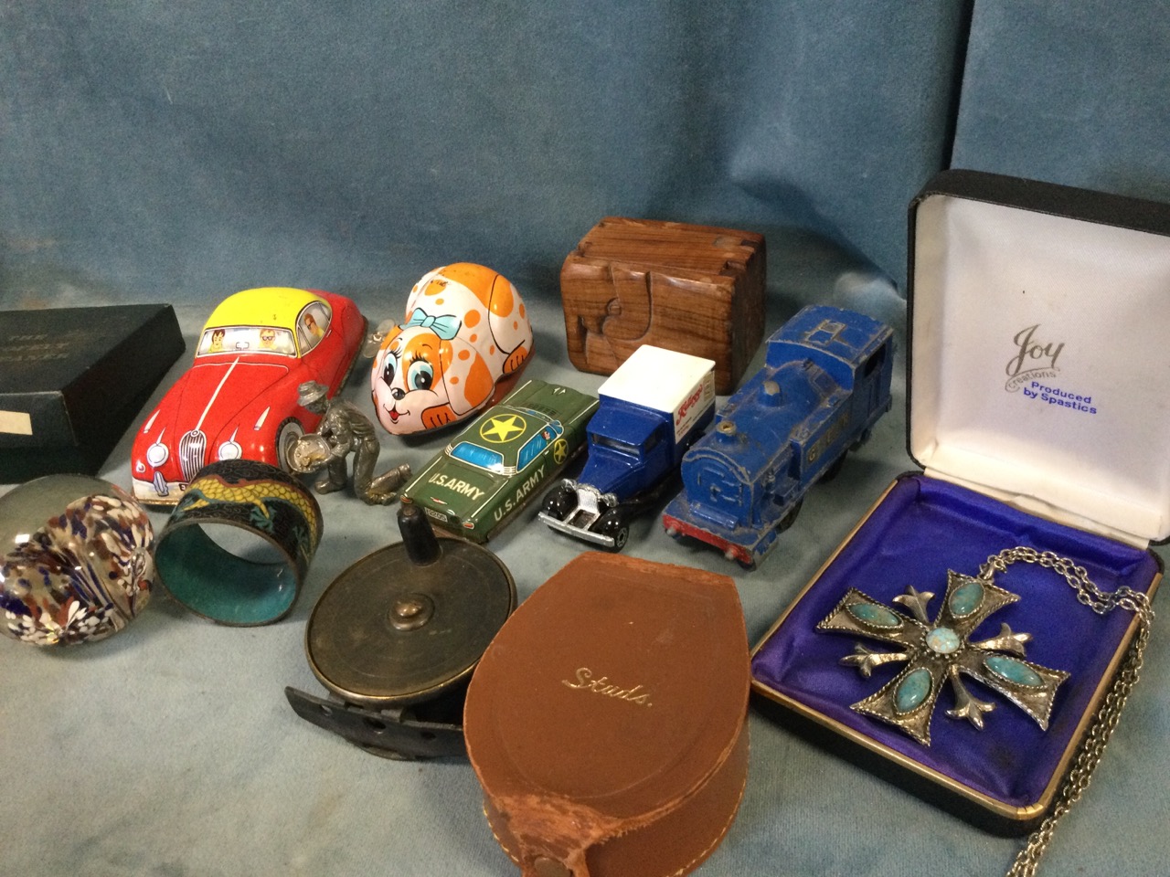 Miscellaneous collectors items including a brass fishing reel, tinplate toys, rosewood boxes, a - Bild 2 aus 3