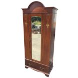 An Edwardian mahogany wardrobe by Chapman, inlaid with chequered boxwood & ebony stringing, having