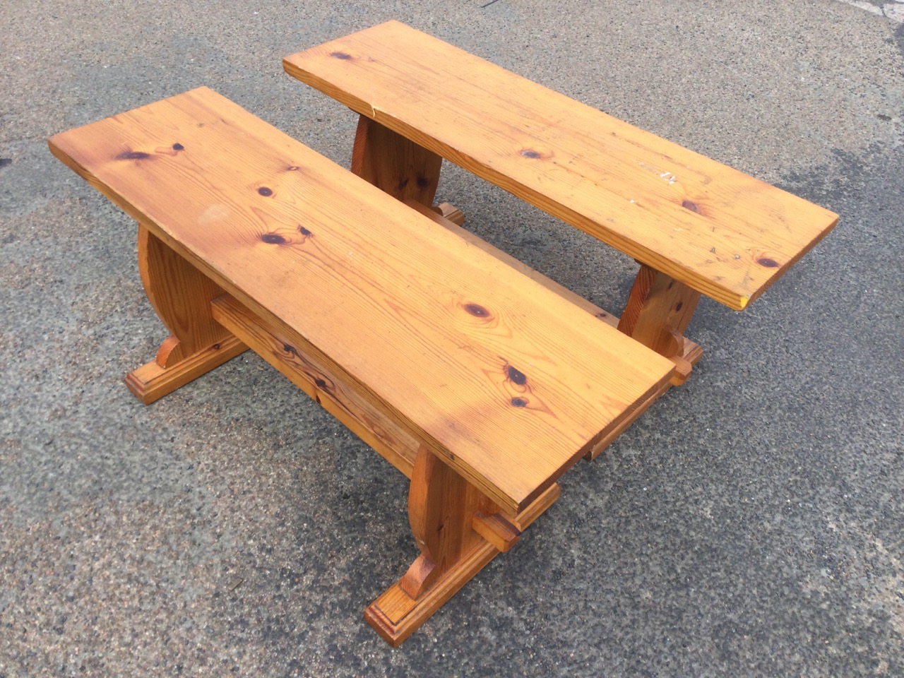 A pair of rectangular pine benches with plank seats on shaped trestle style supports joined by - Bild 3 aus 3