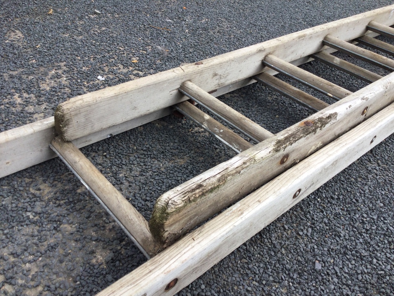 A two-piece pine extending ladder, the sections each with 12 turned hardwood rungs with - Image 3 of 3