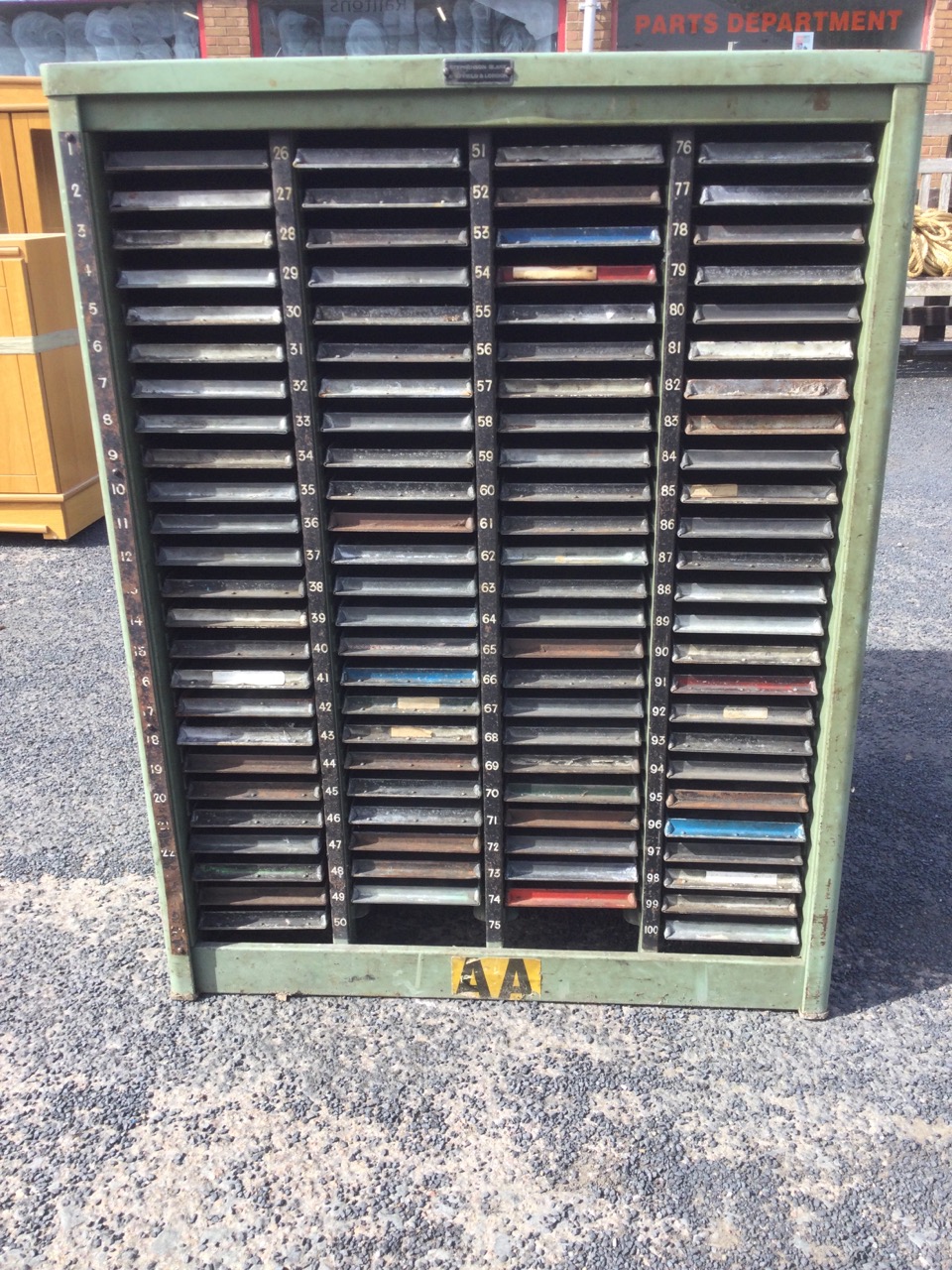 A Stephenson Blake metal printers chest with a hundred numbered tray drawers in four columns, the - Bild 2 aus 3