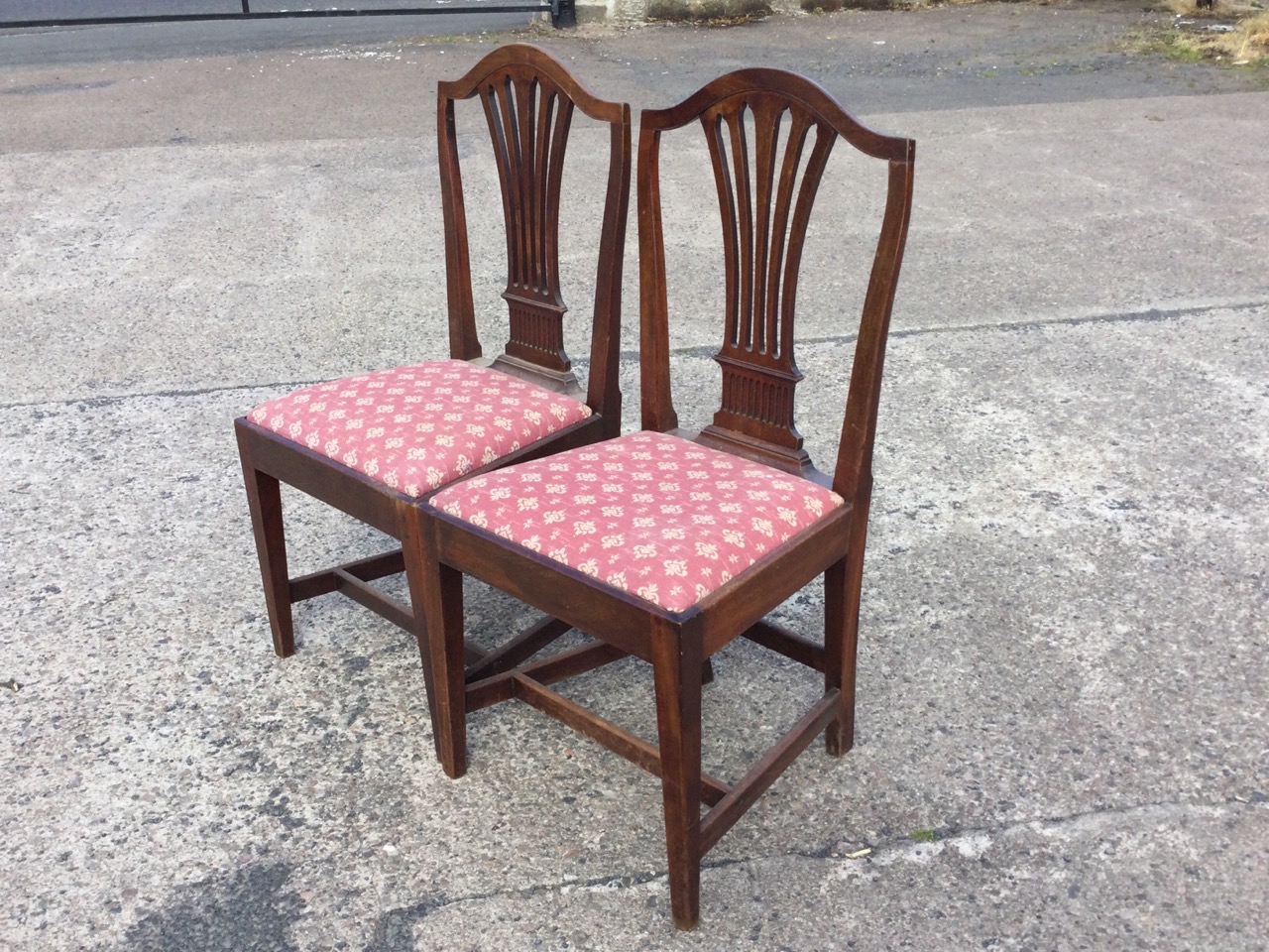 A pair of antique mahogany dining chairs with arched shield backs above pierced splats, having - Bild 3 aus 3
