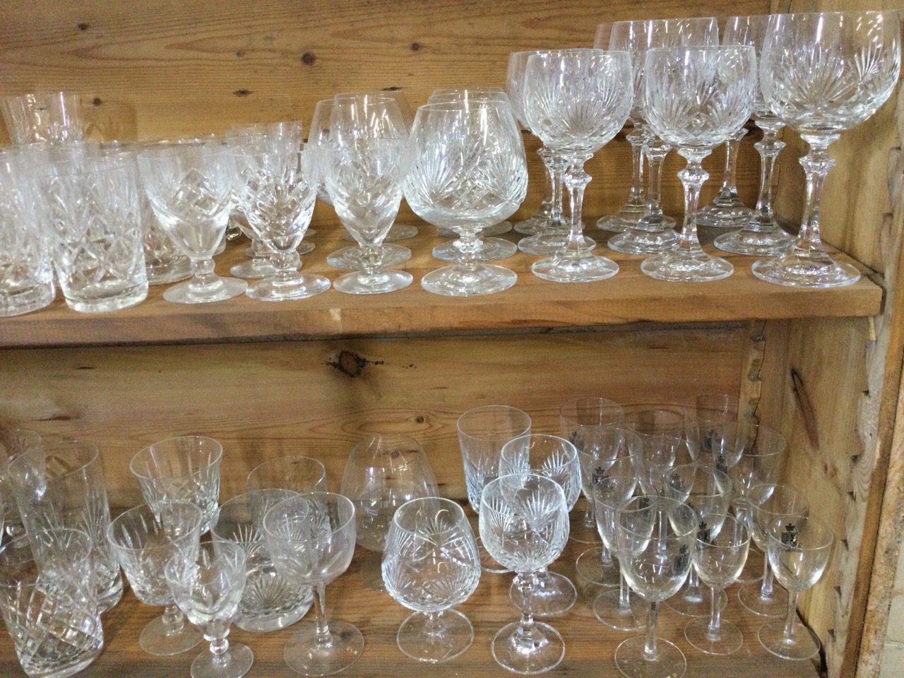 A large quantity of cut crystal drinking glasses, mainly in sets including brandy balloons, wine - Bild 2 aus 3