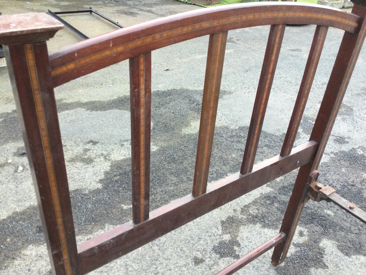 A mahogany 3ft bed inlaid with satinwood crossbanding and ebony stringing, the arched top rail - Bild 2 aus 3