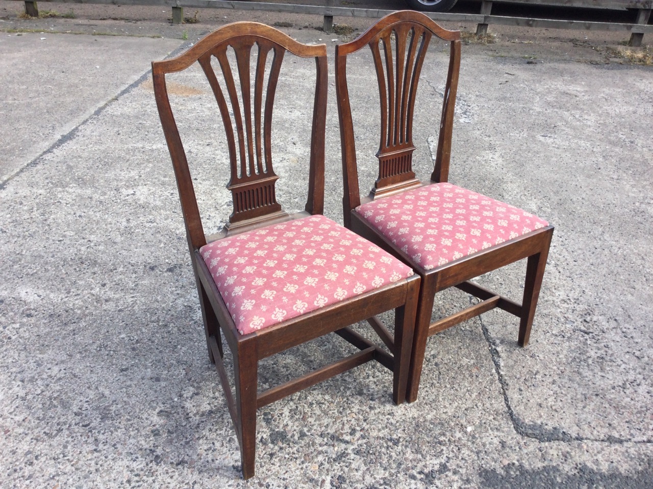 A pair of antique mahogany dining chairs with arched shield backs above pierced splats, having - Bild 2 aus 3