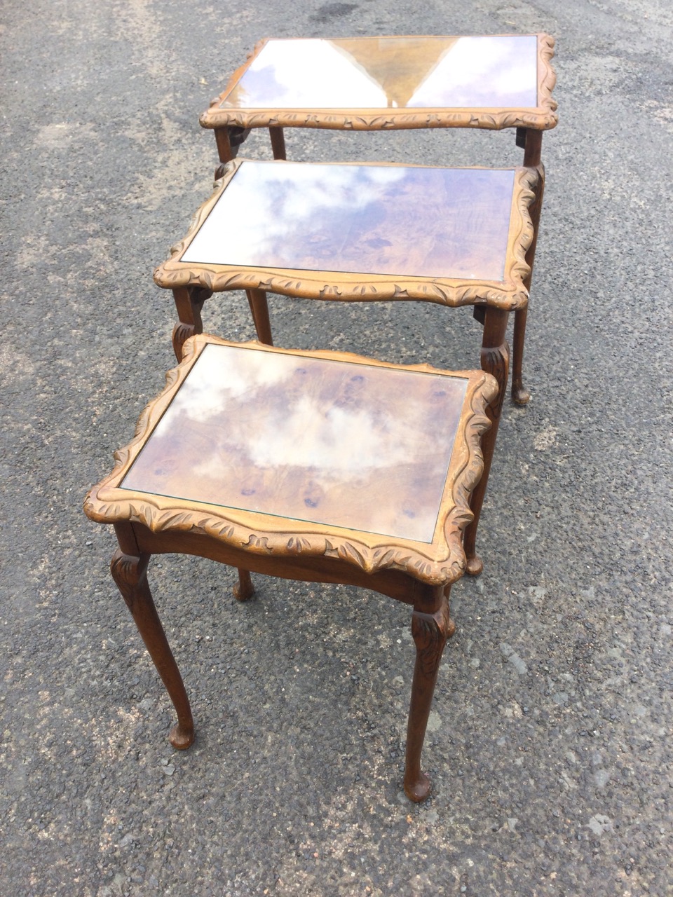 A nest of three walnut coffee tables with chisel carved scalloped tops framing glass panels, - Bild 2 aus 3