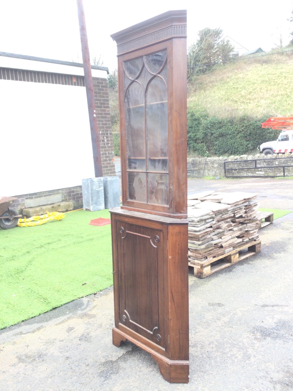 A Georgian style mahogany corner cabinet with moulded cornice above a fluted frieze having arched - Image 3 of 3