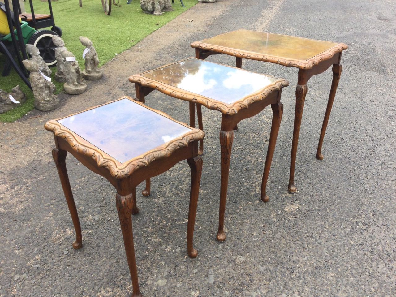 A nest of three walnut coffee tables with chisel carved scalloped tops framing glass panels, - Bild 3 aus 3