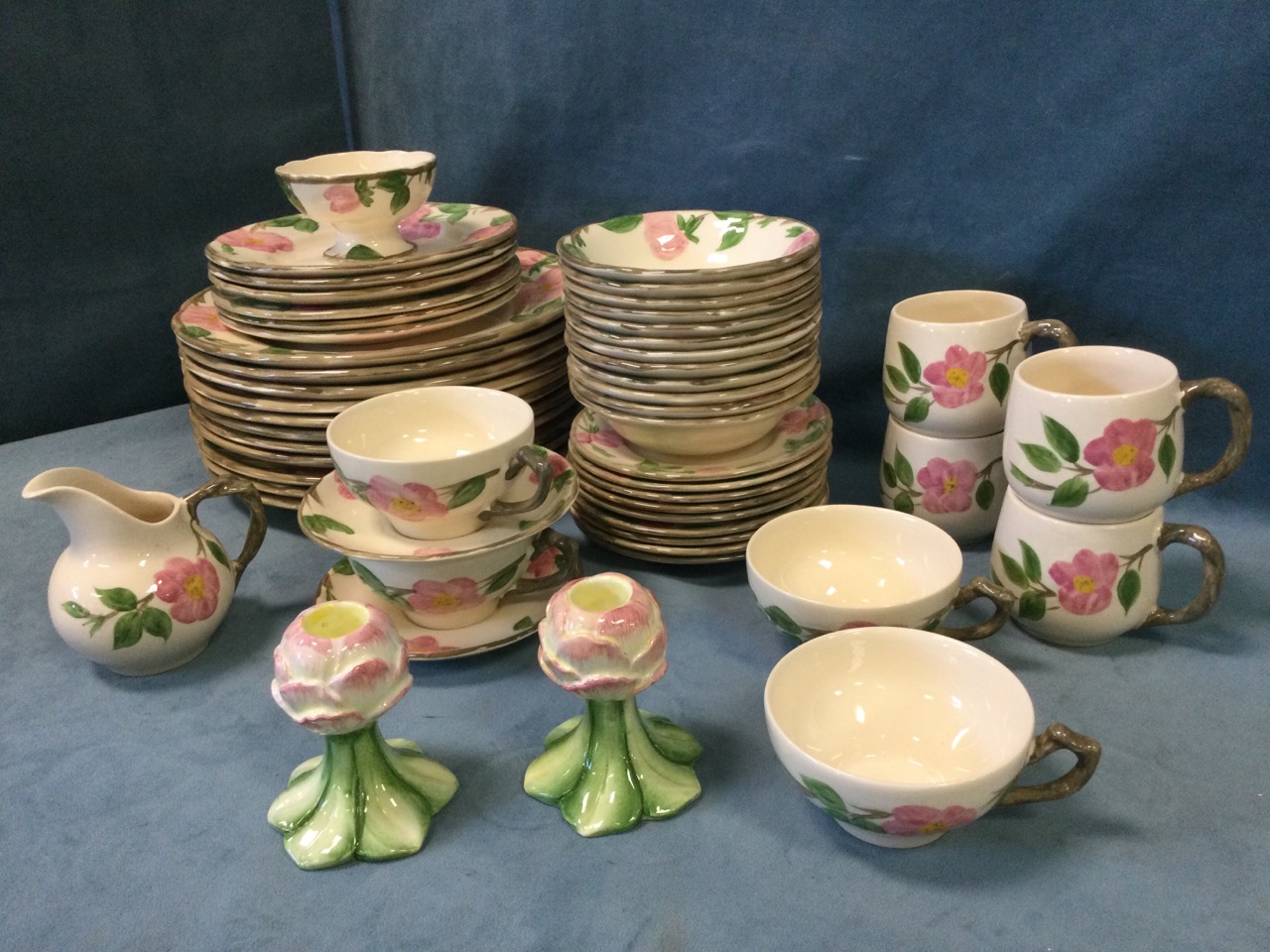 A Staffordshire floral dinner/dessert/tea service decorated in the Desert Rose pattern; a pair of - Bild 2 aus 3