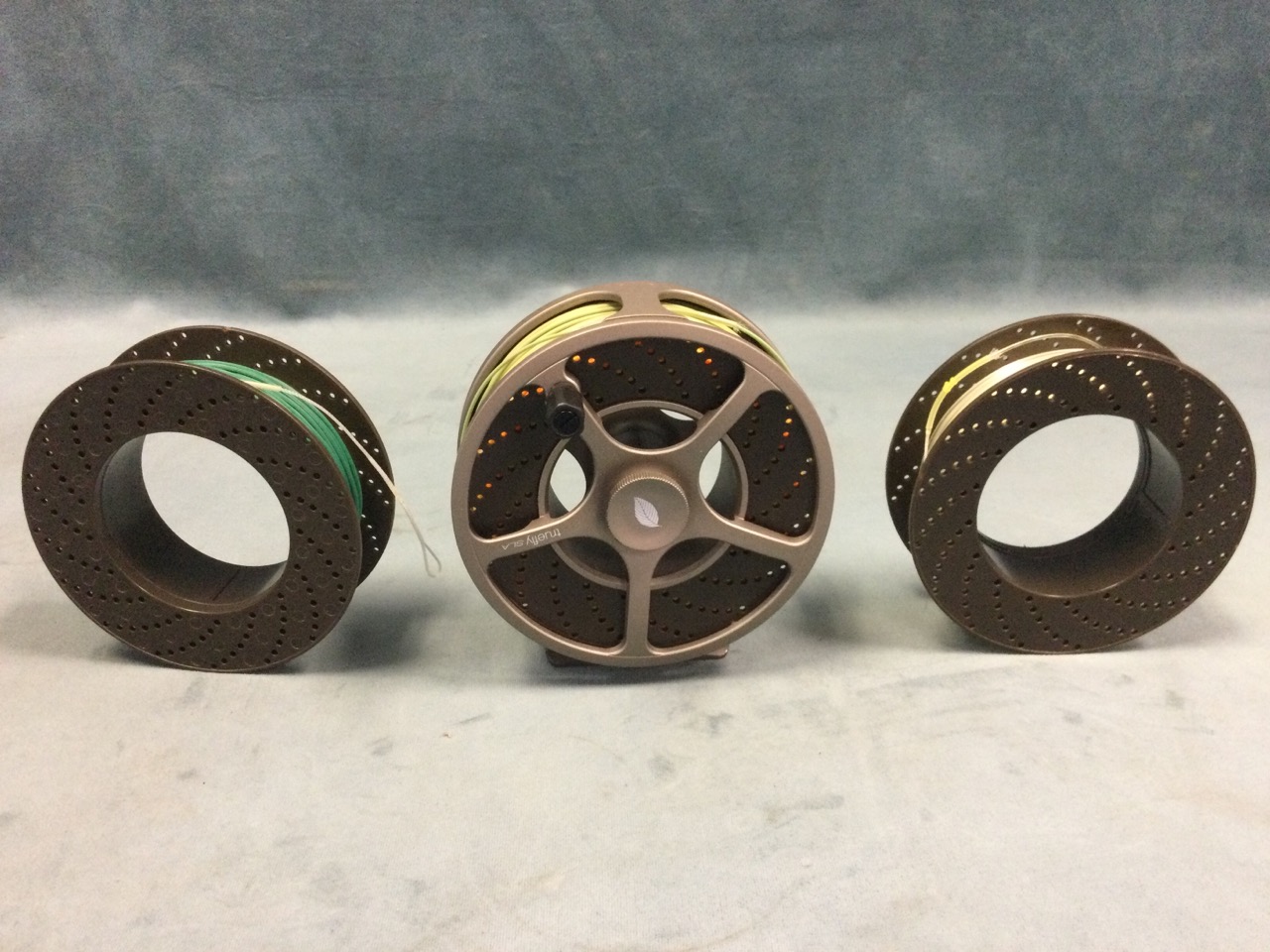 A cased Wychwood 4.5in salmon fly reel with two spare interchangeable spools, the case with original - Image 2 of 3