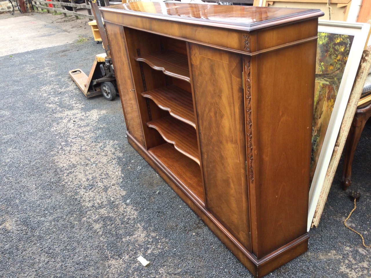 A mahogany cabinet with crossbanded moulded top above a central section of open adjustable scalloped - Image 3 of 3
