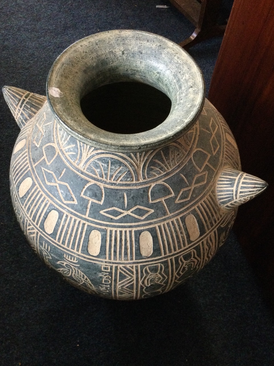 A large Mexican terracotta vase with incised sgraffito decoration, having stylised figural frieze - Image 3 of 3