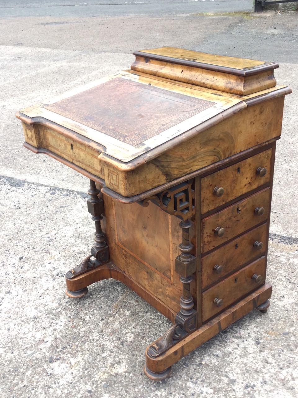 A Victorian walnut davenport inlaid with satinwood banding, the desk with tooled leather skiver to - Bild 3 aus 3
