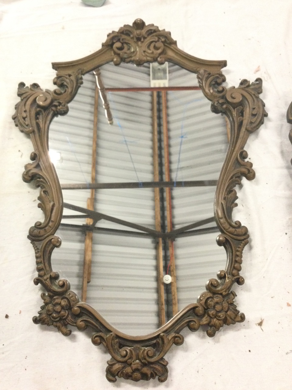 A carved wood framed mirror with arched bevelled plate surmounted by pierced leaf scrolls framing - Image 3 of 3