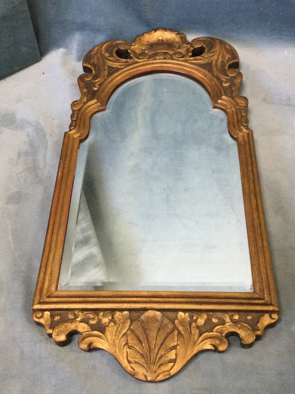 A carved wood framed mirror with arched bevelled plate surmounted by pierced leaf scrolls framing - Image 2 of 3