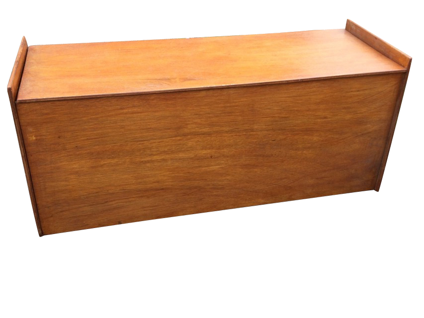 A plain contemporary blanket box bench with hinged lid. (49in x 18in x 21in)