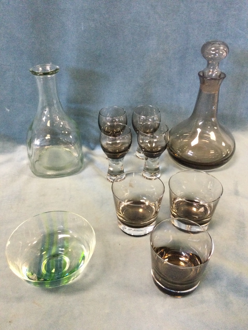Miscellaneous glass including a fluted lampshade, a smoked glass decanter & glasses set, a pair of - Bild 3 aus 3