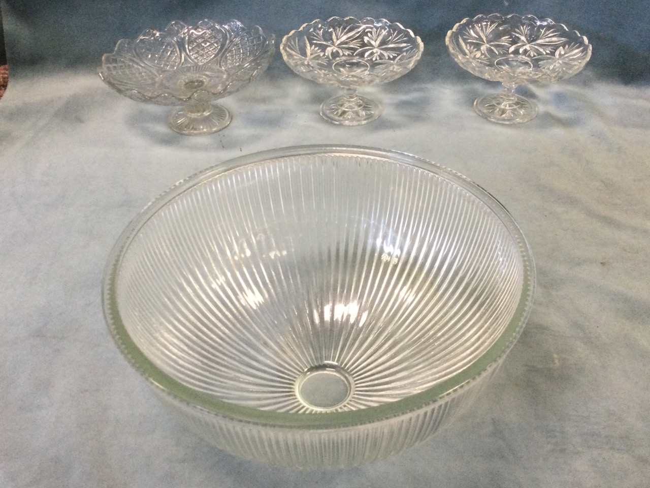 Miscellaneous glass including a fluted lampshade, a smoked glass decanter & glasses set, a pair of - Bild 2 aus 3