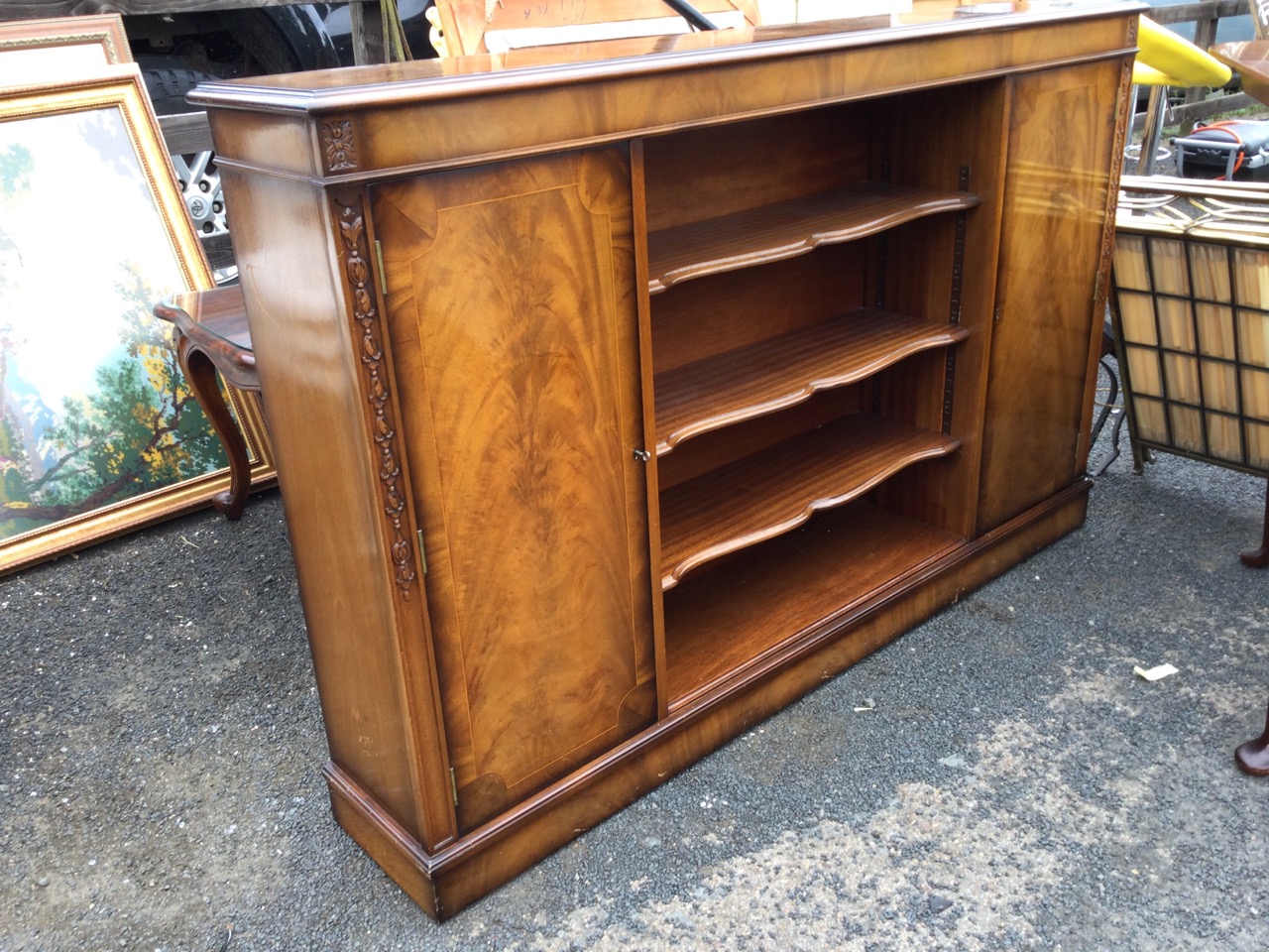 A mahogany cabinet with crossbanded moulded top above a central section of open adjustable scalloped - Image 2 of 3