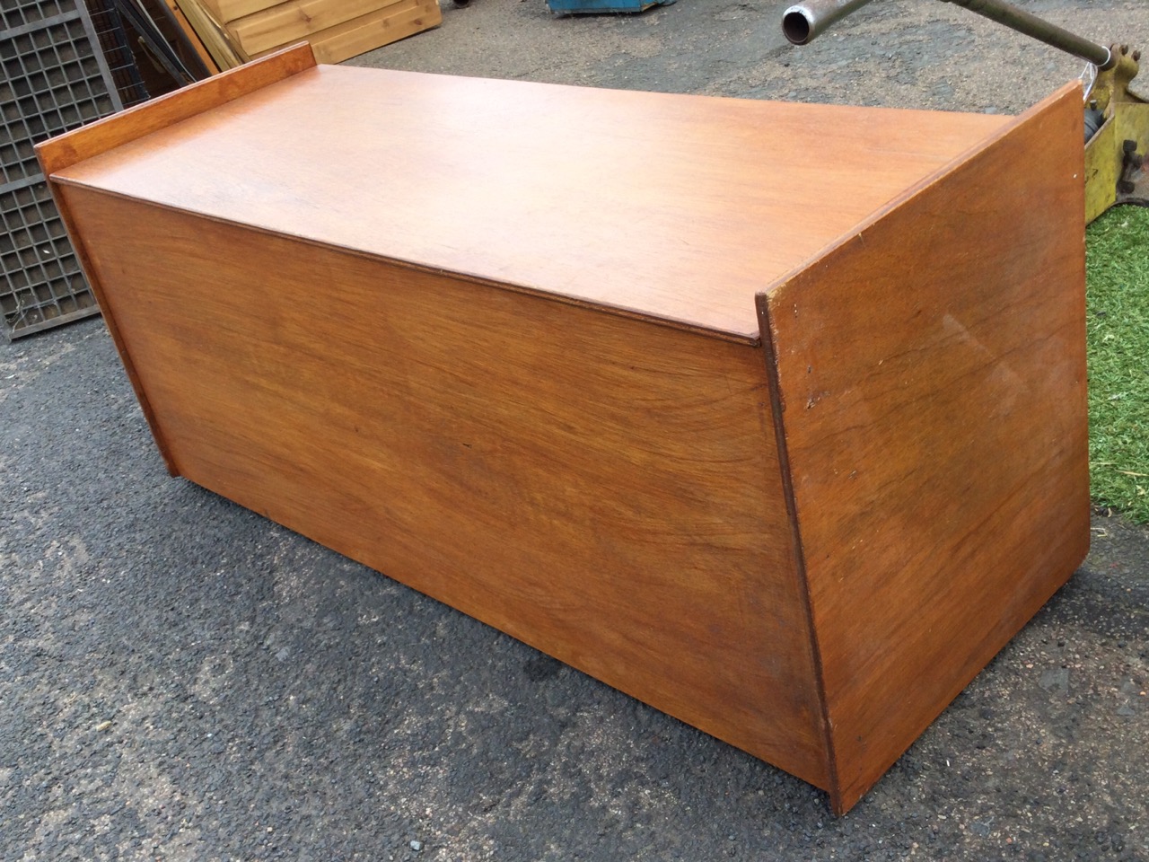A plain contemporary blanket box bench with hinged lid. (49in x 18in x 21in) - Image 3 of 3