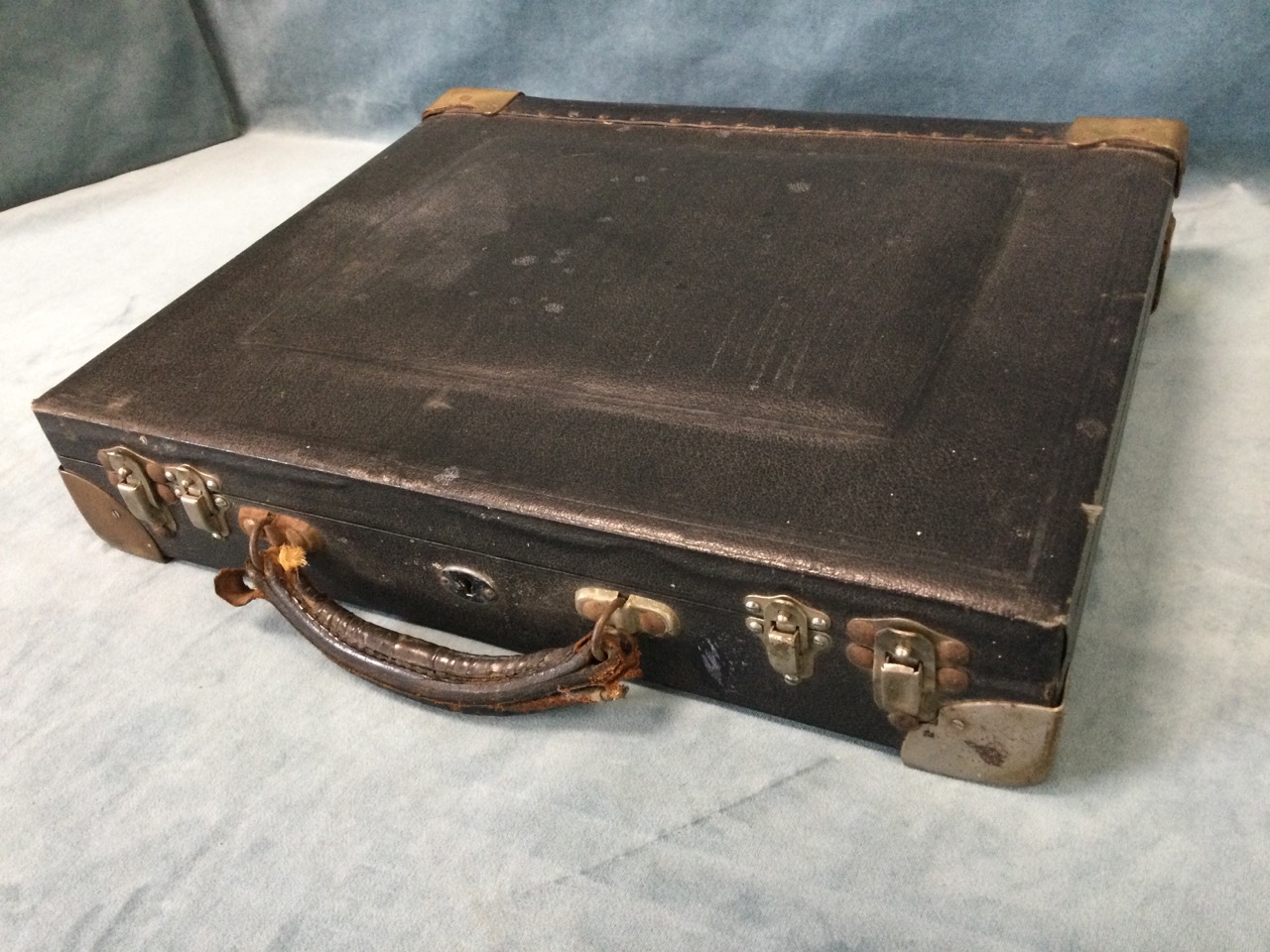 A cased optometrist set of glasses, the numbered lenses in fitted oak tray, the case with brass - Image 3 of 3