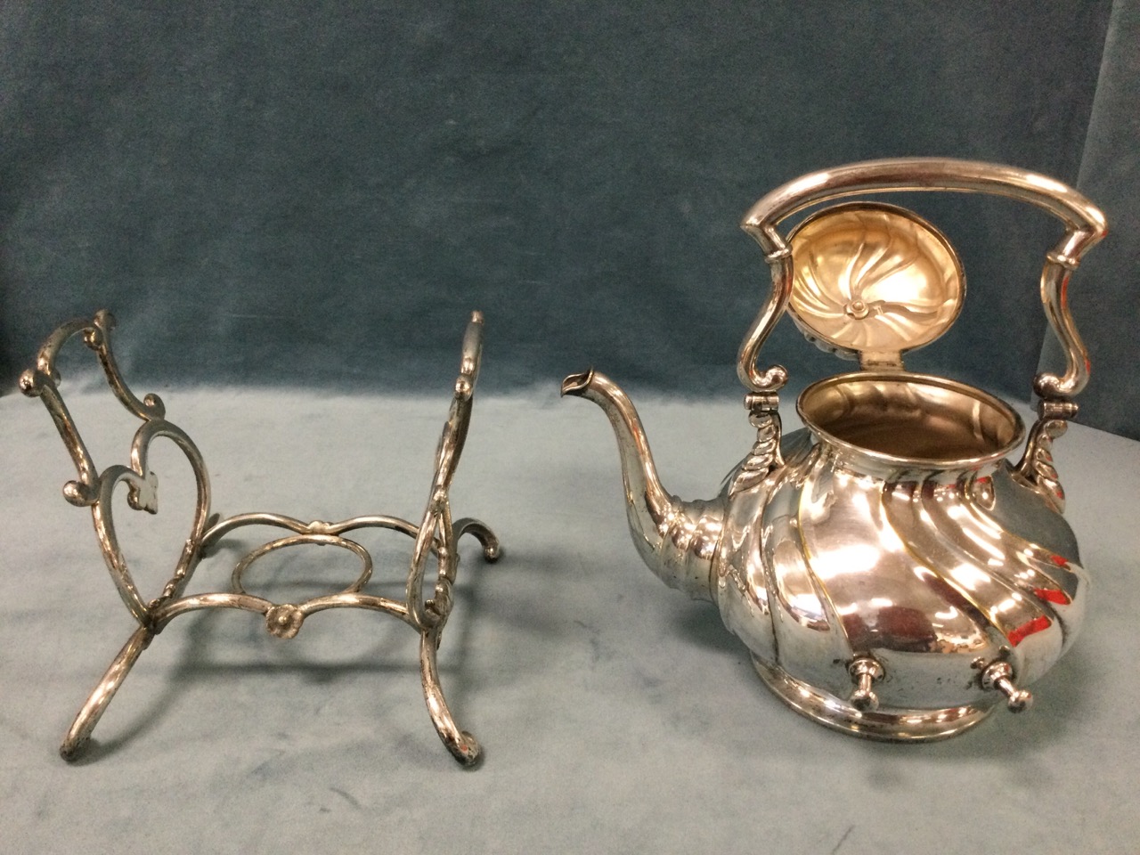 A large early Victorian silver plated tea kettle on stand, the gadroon moulded vessel with swing - Bild 3 aus 3