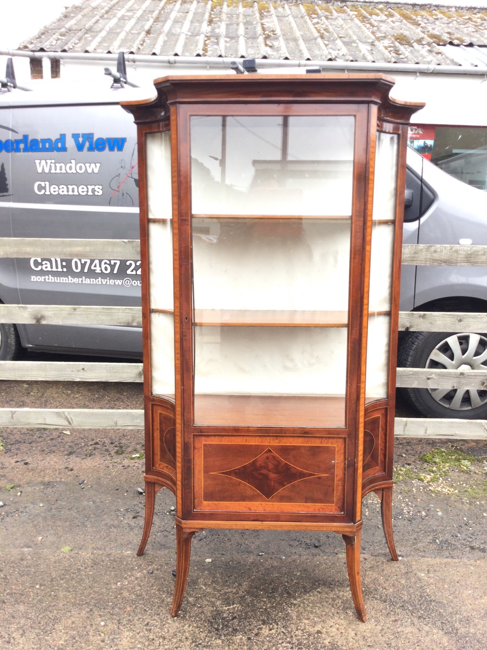 An Edwardian mahogany vitrine by Maple & Co, the satinwood crossbanded cabinet with concave glass - Bild 2 aus 3