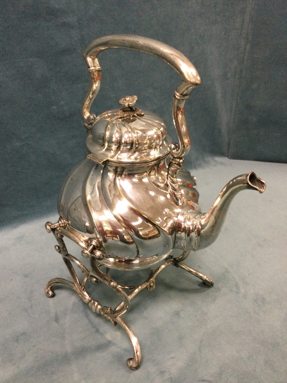 A large early Victorian silver plated tea kettle on stand, the gadroon moulded vessel with swing - Bild 2 aus 3